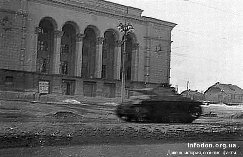 Немецкий танк Panzerkampfwagen III (или Panzer III) на фоне оперного театра в Сталино. 1941–43 гг.